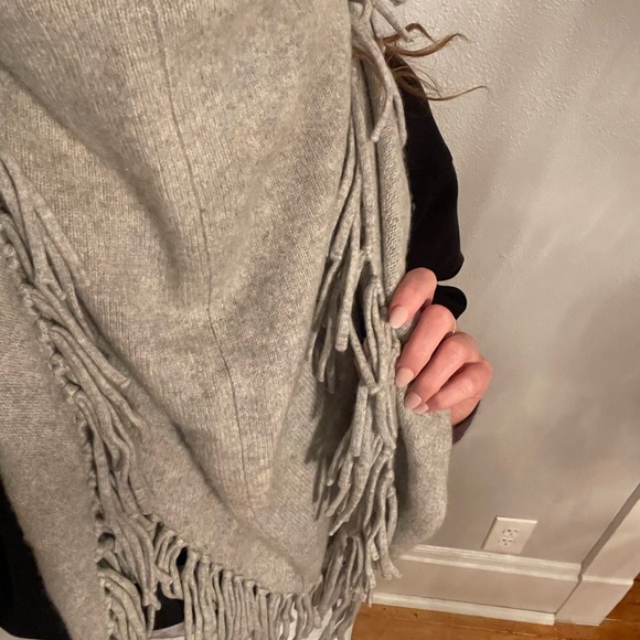 Kit and Ace Burbank Shawl - Picture 4 of 4